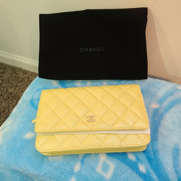 ❌SOLD❌Chanel 19s iridescent yellow WOC 💛 - Picture 2 of 10